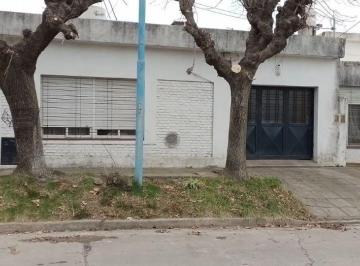 Casa de 4 ambientes, Quilmes · Casa 4 Ambientes con Garage y Patio, Ezpeleta.