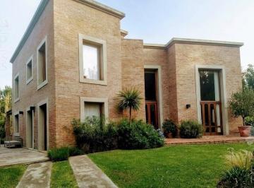 Casa · 220m² · 5 Ambientes · Casa en Venta en Galápagos - Pilar