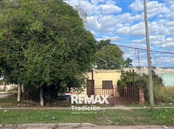 Casa · 90m² · 4 Ambientes · 1 Cochera · Venta Casa a Reciclar - S/asfalto, en Esquina
