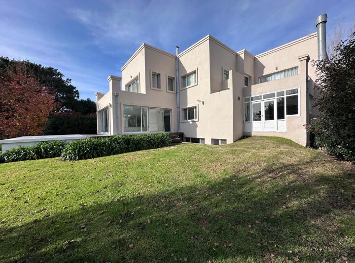 Casa en alquiler en Rumenco · 5 ambientes
