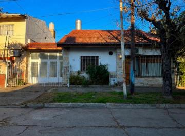 Casa de 5 ambientes, Morón · Chalet Sobre Lote Propio en Venta - Morón Sur - Apto Crédito