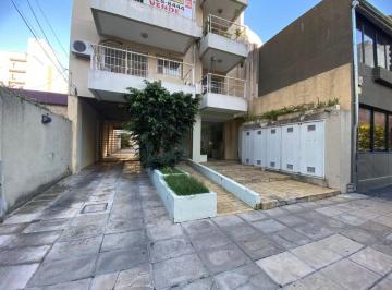 Departamento de 3 ambientes, Lanús · Hermoso Semi - Piso de 3 Amb. Al Fte. C/cochera