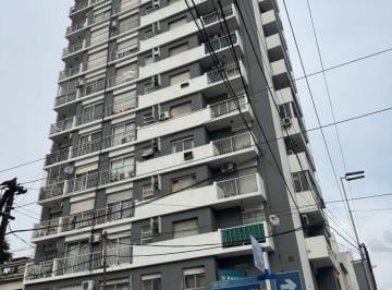 Departamento de 3 ambientes, Lanús · Alquiler Dto de 3 Amb. C/balcon - Excelente Ubicación Sobre La Avda y a 3 Cdras. de La Estacion