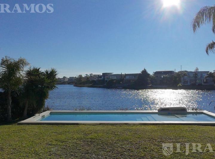 Casa · 356m² · 7 Ambientes · 2 Cocheras