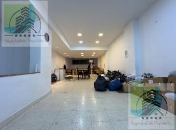 Local comercial · 150m² · 3 Ambientes · Local en Plaza Colon