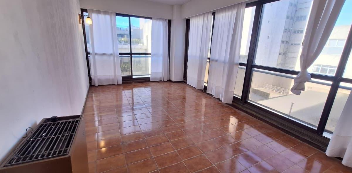 Departamento de dos ambientes al contrafrente. Muy luminoso. Excelente ubicación.