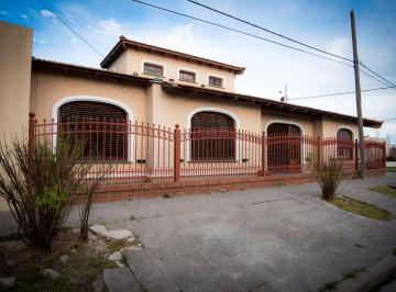Casa · 142m² · 4 Ambientes · 1 Cochera · Casa 3 Dorm - 2 Baños - Garage y Patio Chico