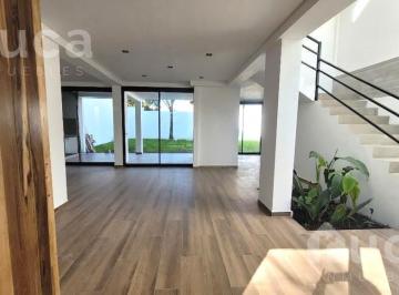 Casa · 328m² · Casa en Venta 4 Dorm. y Jardín en Martinez