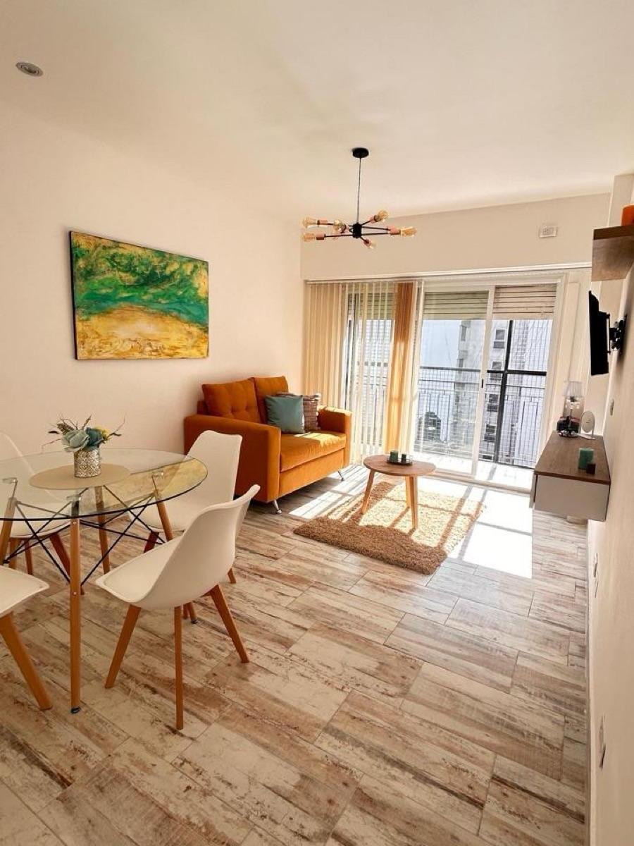 Excelente departamento de 2 ambientes con dependencia, ubicado al frente con balcón