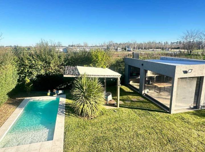 Casa en alquiler en Tristan Suarez · 4 ambientes