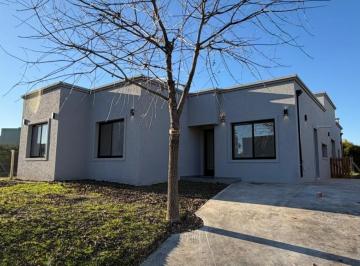 Casa · 1m² · 6 Ambientes · 2 Cocheras · Casa en Venta en Barrio Privado Santa Elena, Pilar del Este.