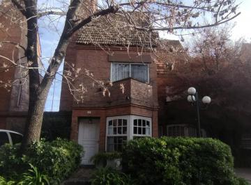 Casa · 82m² · 4 Ambientes · 1 Cochera · Hermosa Casa Tipo Triplex en Barrio El Tejar!