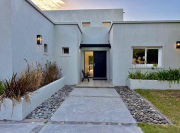 Casa · 190m² · 5 Ambientes · 1 Cochera · Casa en Venta en St. Matthew´s Village, Pilar, G. B. a. Zona Norte