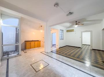 Casa · 60m² · 2 Ambientes · Casa de Pasillo de 1 Dormitorio, Patio, Zona Centro