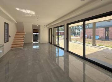 Casa · 177m² · 5 Ambientes · 1 Cochera · Casa Premium de 2 Dorm. con Patio y Cochera en Tierra de Sueños 3