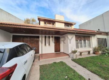 Casa · 220m² · 4 Ambientes · 1 Cochera · Casa 4 Ambientes en Bosque Alegre