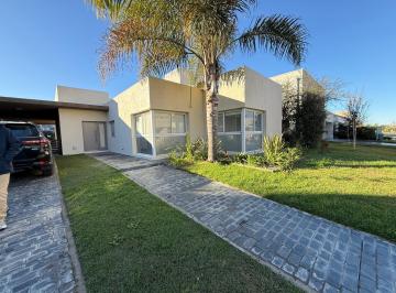 Casa · 175m² · 4 Ambientes · 2 Cocheras · Casa en Barrio Privado de Funes 3 Dorm. y Pileta