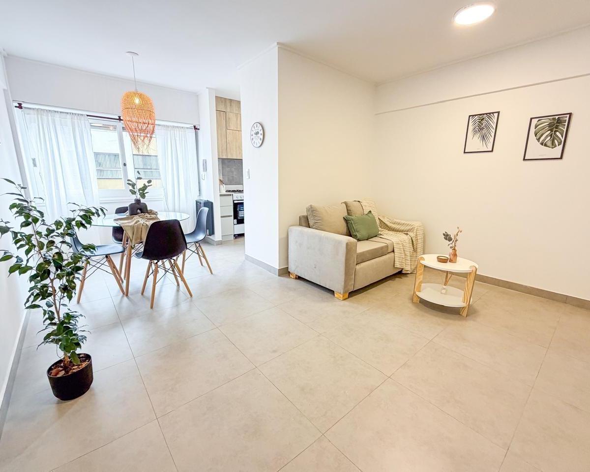 2 amb A la calle. Corrientes - Rivadavia. 8º piso. Amplio living comedor