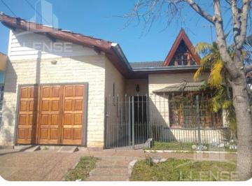 Casa · 374m² · 4 Ambientes · 1 Cochera · Casa 4 Ambientes con Quincho y Jardín en Venta - Apta Credito - Ezpeleta Oeste