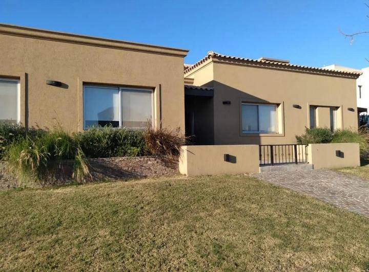 Casa · 195m² · 4 Ambientes · 2 Cocheras