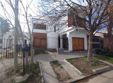 Casa de 6 ambientes, Neuquén · Casa en Venta de 243 m² con 3 Dorm. en Venta en Área Centro Oeste