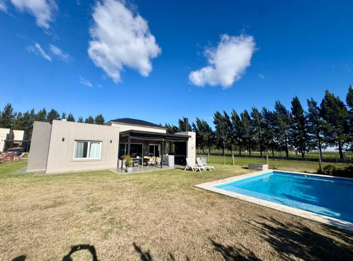 Casa · 130m² · 4 Ambientes · 3 Cocheras