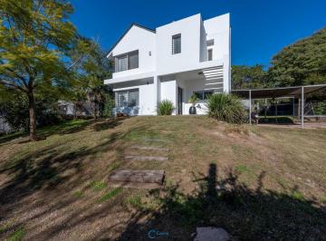 Casa · 846m² · 4 Ambientes · 2 Cocheras · La Carolina | Casa con Pileta Sobre Lote de 846 m² en Una de Las Zonas Más Exclusivas de Córdoba