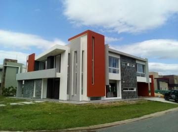 Casa · 698m² · 6 Ambientes · 2 Cocheras · Casa - Los Naranjos