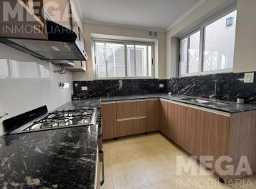 Casa · 200m² · 4 Ambientes · 1 Cochera · Cura Alvarez y Carbo. Casa en Venta!