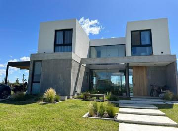 Casa · 260m² · 7 Ambientes · 1 Cochera · Casa en Venta Al Lago 5 Dorm.