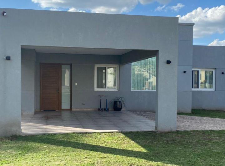 Casa · 220m² · 4 Ambientes · 1 Cochera