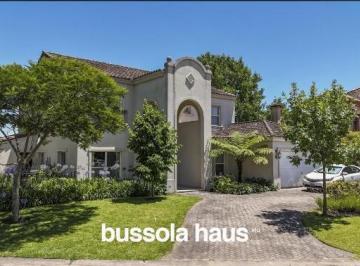 Casa · 380m² · 8 Ambientes · 4 Cocheras · Casa en Venta Al Lago.