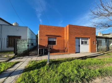 Casa de 4 ambientes, Almirante Brown · Casa Desarrollada Sobre Lote de 10x30 Aprox.