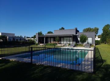 Quinta vacacional · 235m² · 4 Ambientes · 2 Cocheras · Alquiler Temporario Quinta en Areco!