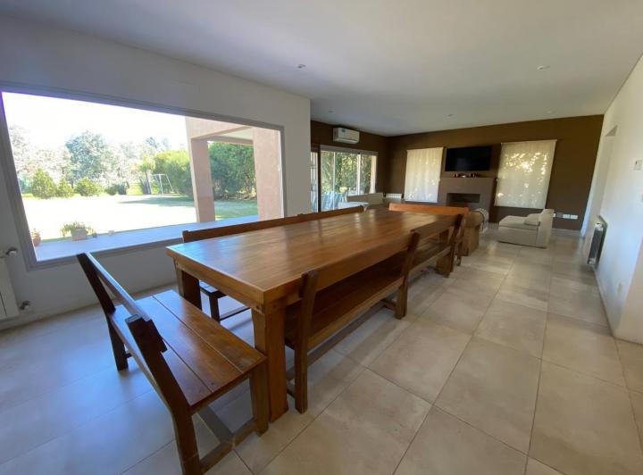 Casa · 340m² · 6 Ambientes · 1 Cochera