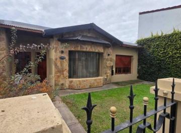 Casa · 196m² · 5 Ambientes · 1 Cochera · En Venta Casa Residencial - San Jerónimo Sud!