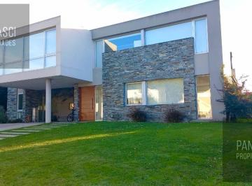 Casa · 756m² · 4 Ambientes · Venta Casa Moderna en Rumenco