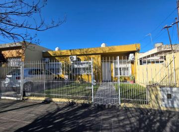 Casa · 123m² · 4 Ambientes · 1 Cochera · Venta Casa 4 Ambientes Moron Jardin y Cochera