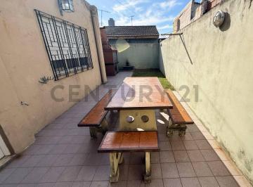 PH · 99m² · 4 Ambientes · 2 Cocheras · Venta | PH Amplio Al Frente | Caseros | Evalua Permuta