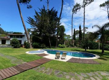 Casa · 2300m² · 5 Ambientes · 1 Cochera · Casa en Playa Mansa