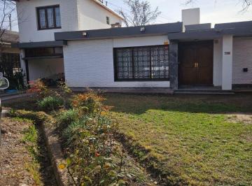Casa de 7 ambientes, Chacras de Coria · Casa Familiar con Gran Jardín, Pileta y Departamento Independiente | Chacras de Coria