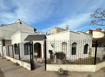 Casa · 99m² · 1 Cochera · Propiedad en Esquina en Venta y Alquiler con Gran Potencial Comercial y Profesional en Bernal