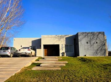 Casa · 187m² · 6 Ambientes · 1 Cochera · Alquiler Casa 3 Domitorios - Los Canales de Plottier Golf Club - Neuquén