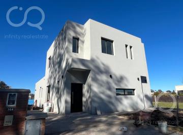 Casa · 220m² · 5 Ambientes · 2 Cocheras · Venta Casa Pilar del Este Santa Lucia