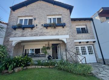 Casa · 270m² · 6 Ambientes · Los Troncos - Casa de Gran Estilo y Categoria - S/lote 750 m²