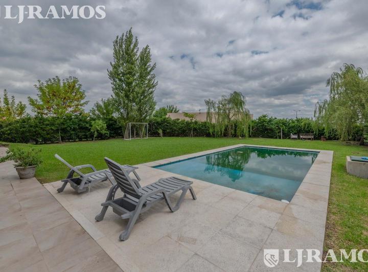 Casa · 168m² · 5 Ambientes · 2 Cocheras