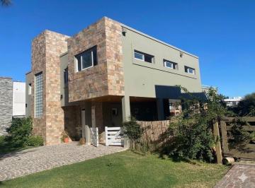 Casa · 250m² · 5 Ambientes · 4 Cocheras · Casa en Canning