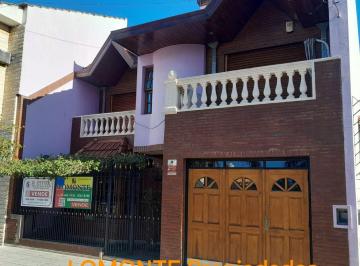 Casa de 4 ambientes, Lanús · Chalet de 4 Amb. de Buen Diseño con Calidad Constructiva y Funcionalidad.