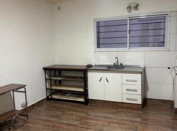 Casa · 50m² · 2 Ambientes · 1 Cochera · Ph/ Casa en Alquiler con Cochera Dos Ambientes y Patio