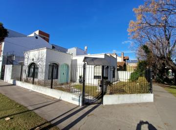 Casa · 99m² · 2 Ambientes · 1 Cochera · Propiedad en Esquina en Venta y Alquiler con Gran Potencial Comercial y Profesional en Bernal